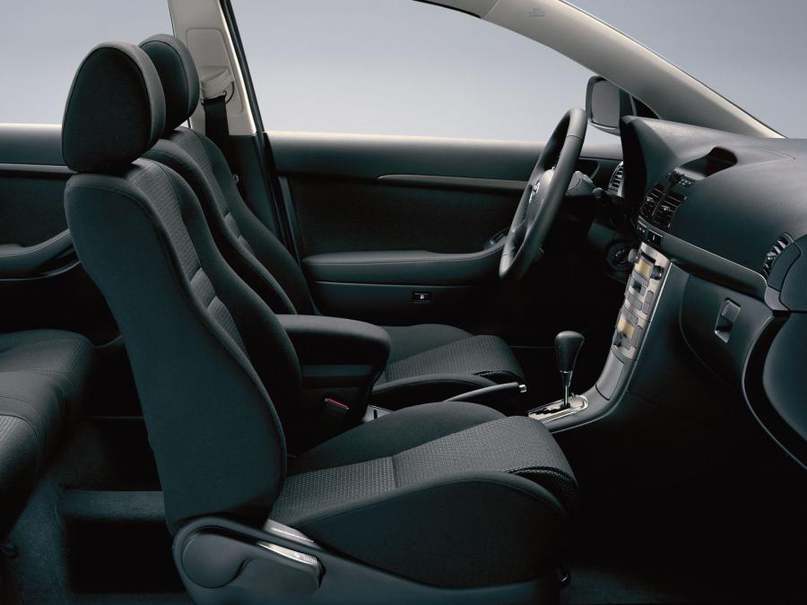  Toyota Avensis Liftback 2003 года  (фото 3 из 6)